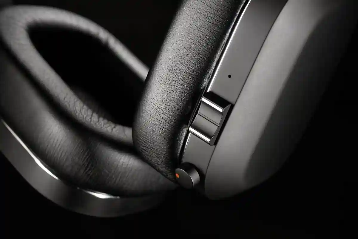 MONDO Over-Ear Black