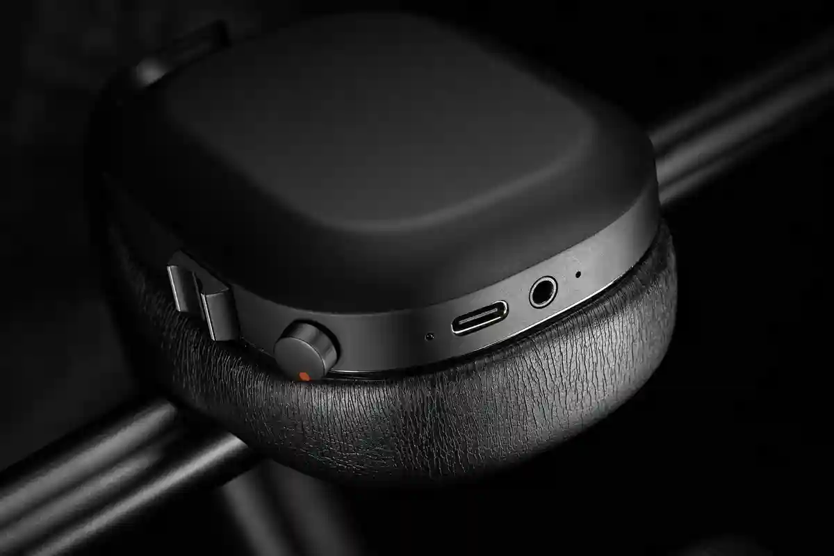 MONDO Over-Ear Black