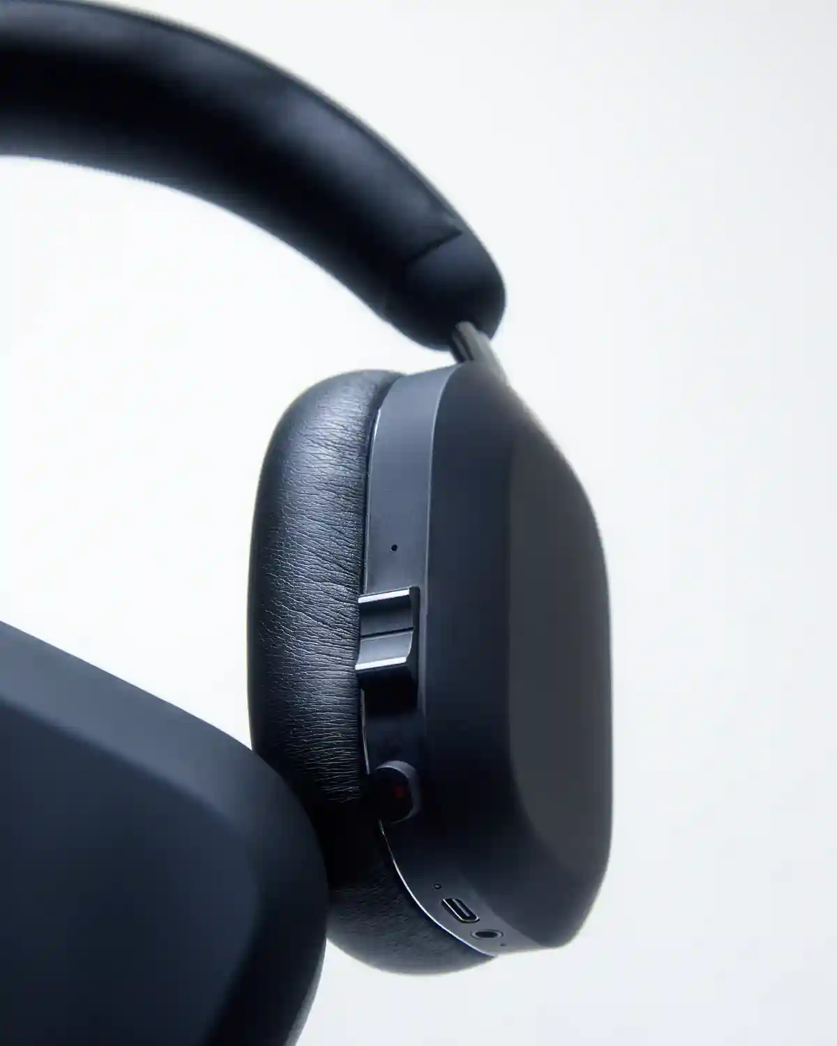 MONDO Over-Ear Black