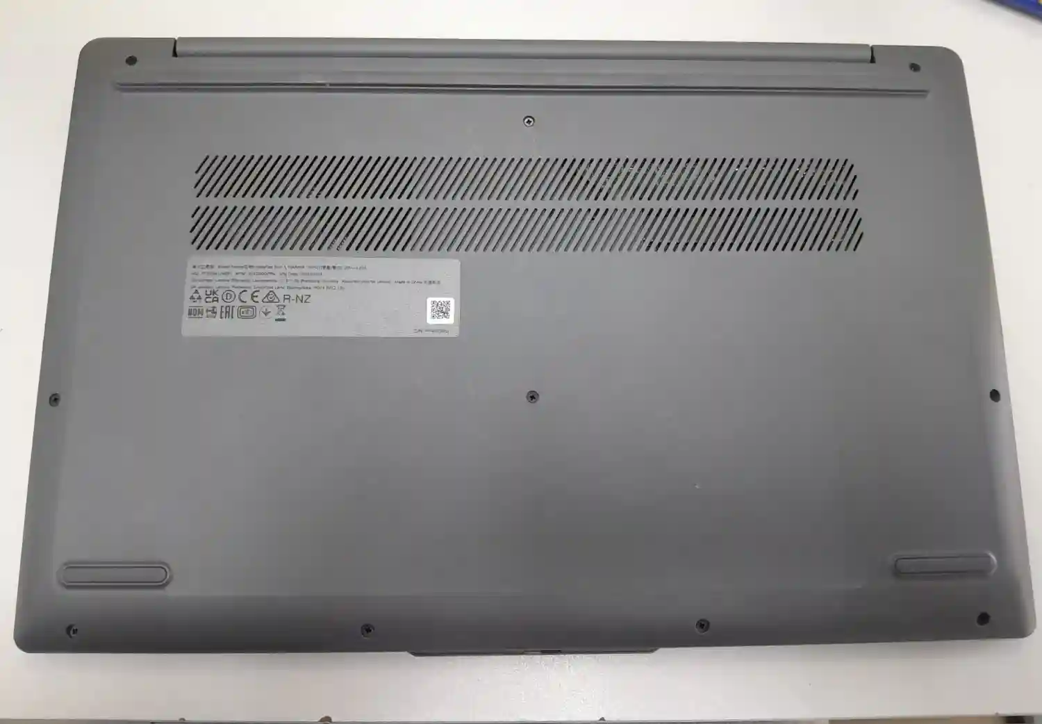 15,6" Lenovo IdeaPad Slim 3 15AMN8,  AMD Athlon Gold 7220U, RAM 8 GB/SSD 256 GB