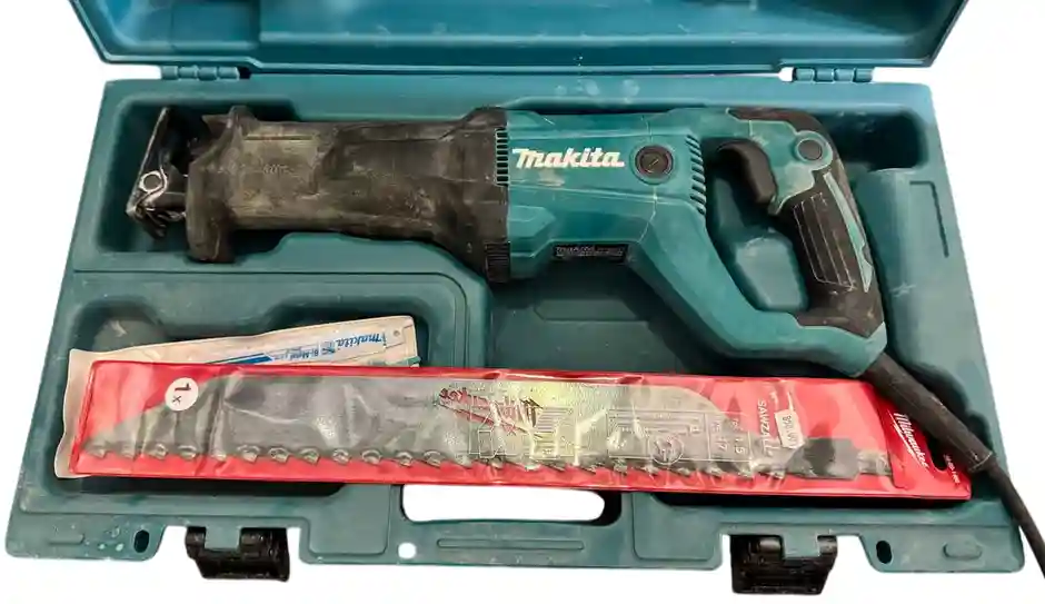 Fierăstrău Makita JR 3051TK