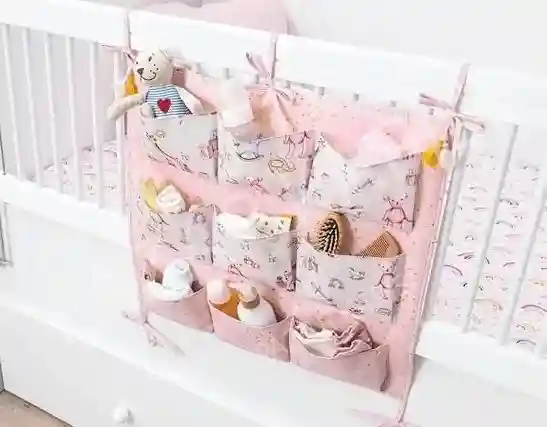 Organizator cu 9 buzunare la leagănul pentru copii 54x49cm Roz