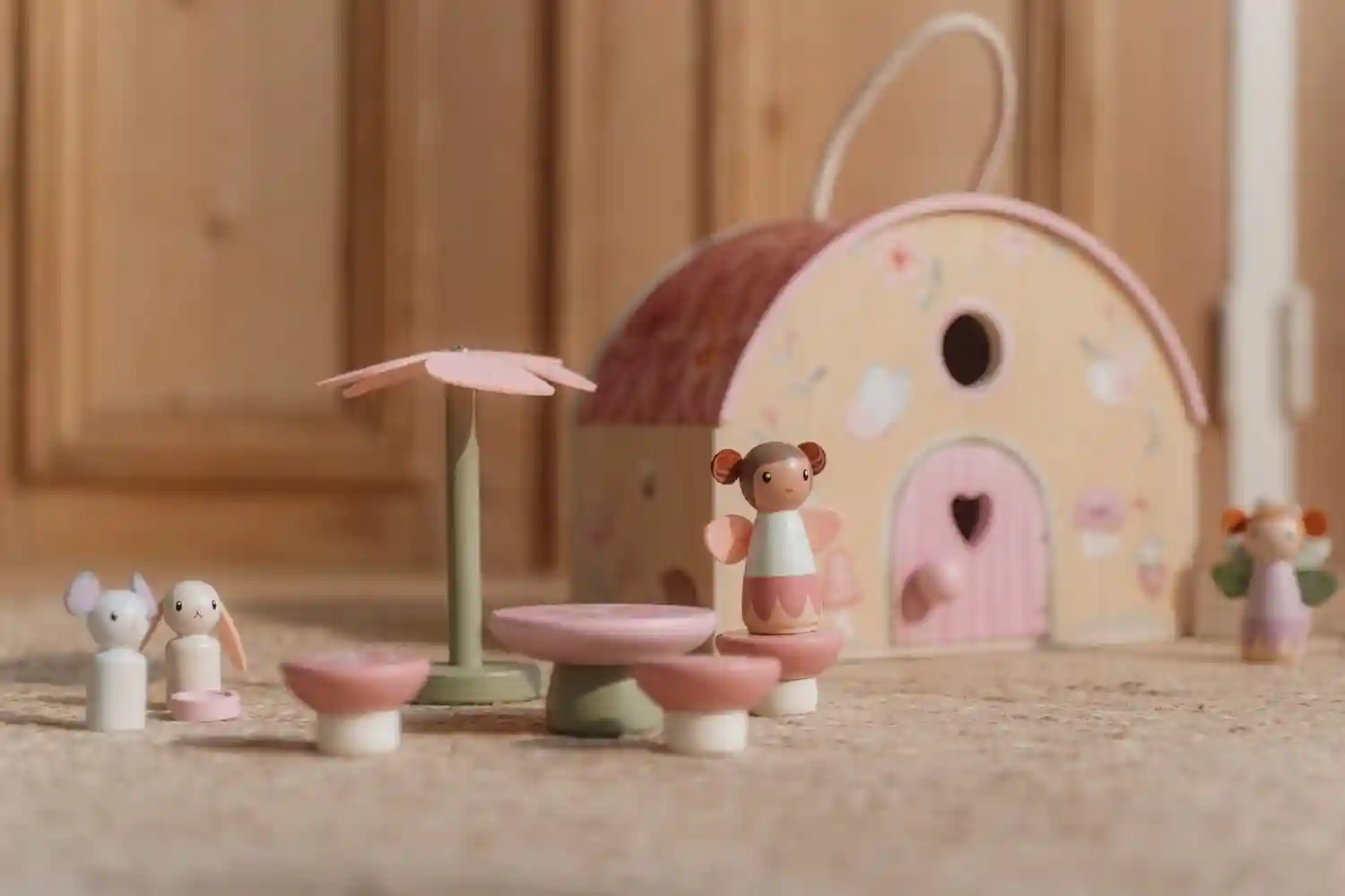 Casuta de papusi portabila din lemn FSC cu zane si mobilier - Fairy Garden - Little Dutch 