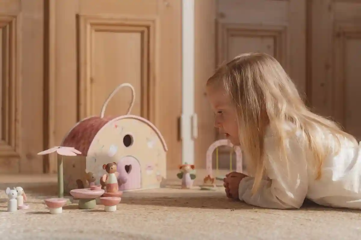Casuta de papusi portabila din lemn FSC cu zane si mobilier - Fairy Garden - Little Dutch 