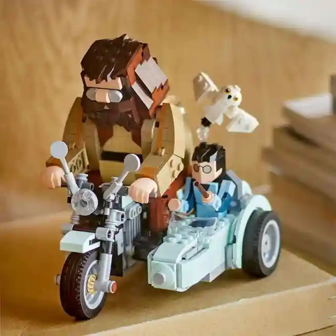 Constructor LEGO Harry Potter Plimbare cu motocicleta lui Hagrid și Harry, art. 76443