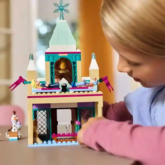 Constructor LEGO Disney Castelul Arendelle înghețat, art. 43265