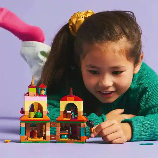Constructor LEGO Disney Mini-casă Encanto, art. 43261