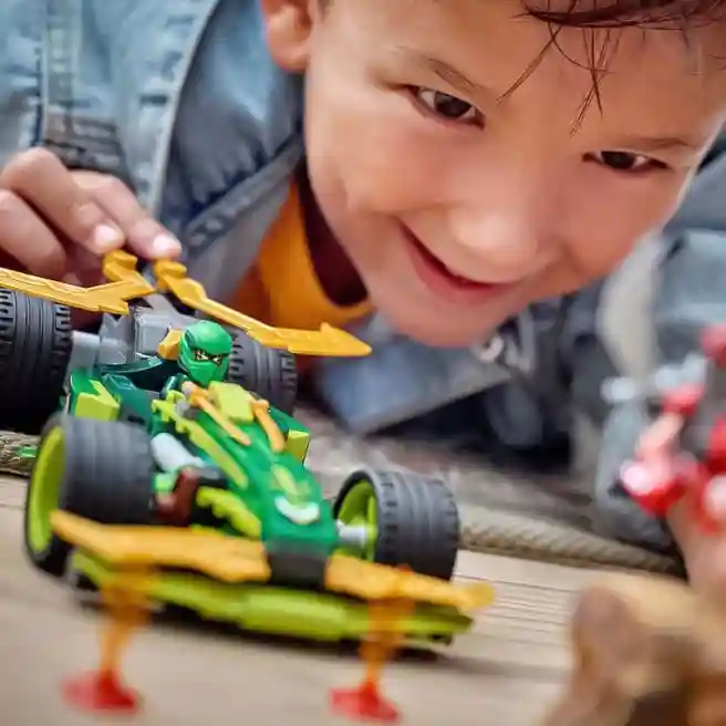 Конструктор LEGO Ninjago Гоночный автомобиль Ллойда с инерционным двигателем, арт. 71828