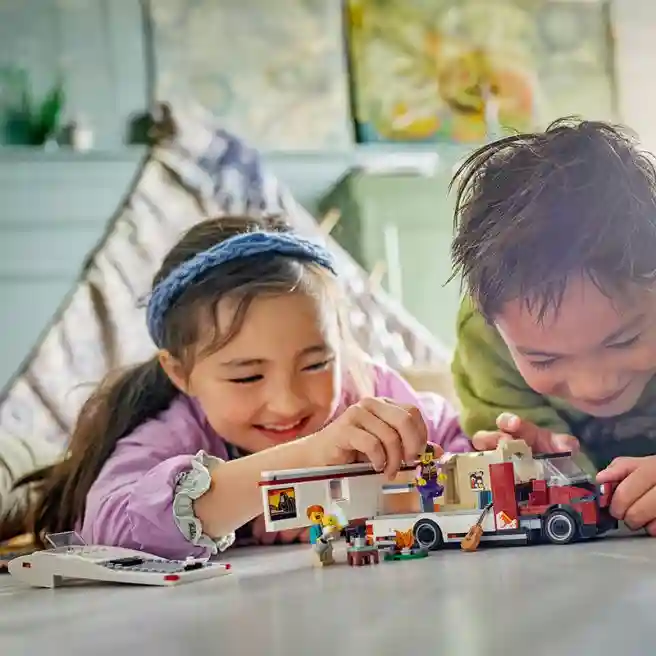 Constructor LEGO City Autocaravană de aventură pentru vacanțe în camping, art. 60454
