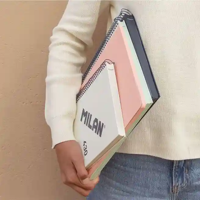 Caiet cu spiră A5 80 foi pătrățele MILAN copertă tare 430 Pink