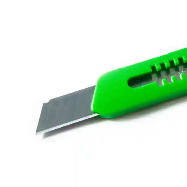Cuțit de 18 mm cu carcasă din plastic și fixator automat