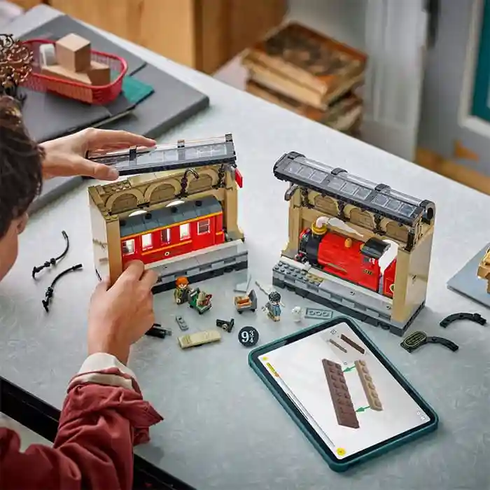 Constructor LEGO Harry Potter Book Nook: Hogwarts Express, art. 76450