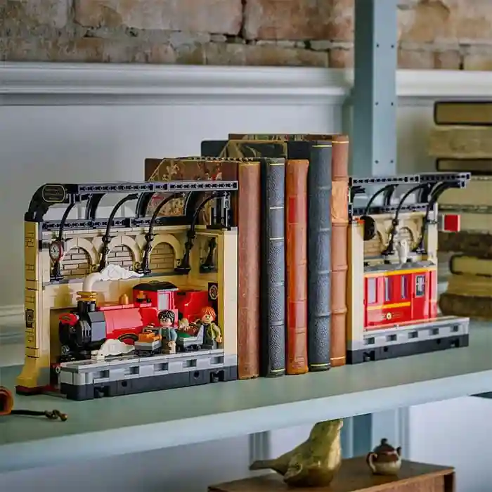 Constructor LEGO Harry Potter Book Nook: Hogwarts Express, art. 76450