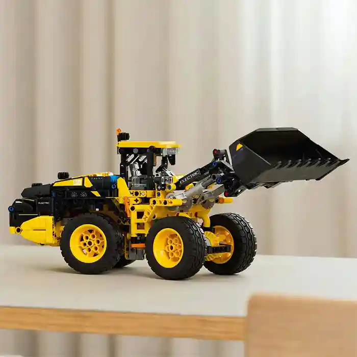 Конструктор LEGO Technic Электрический колесный погрузчик Volvo L120, арт. 42209