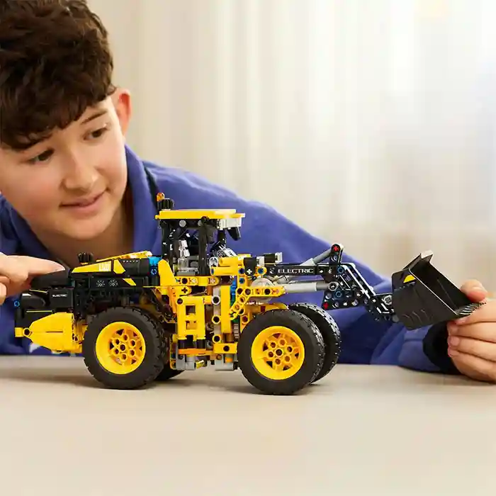 Конструктор LEGO Technic Электрический колесный погрузчик Volvo L120, арт. 42209