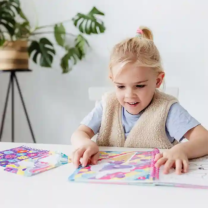 Unicorn Carte de activitati cu autocolante pe numere, 10 puzzle-uri, 5 coli, 10 pagini de colorat