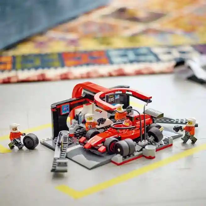 Constructor LEGO City F1 Pit Stop și echipa Pit Stop cu mașina Ferrari, art. 60443