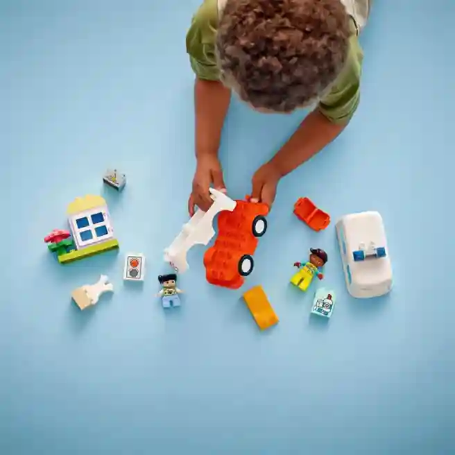 Constructor LEGO DUPLO Ambulanță și șofer, art. 10447