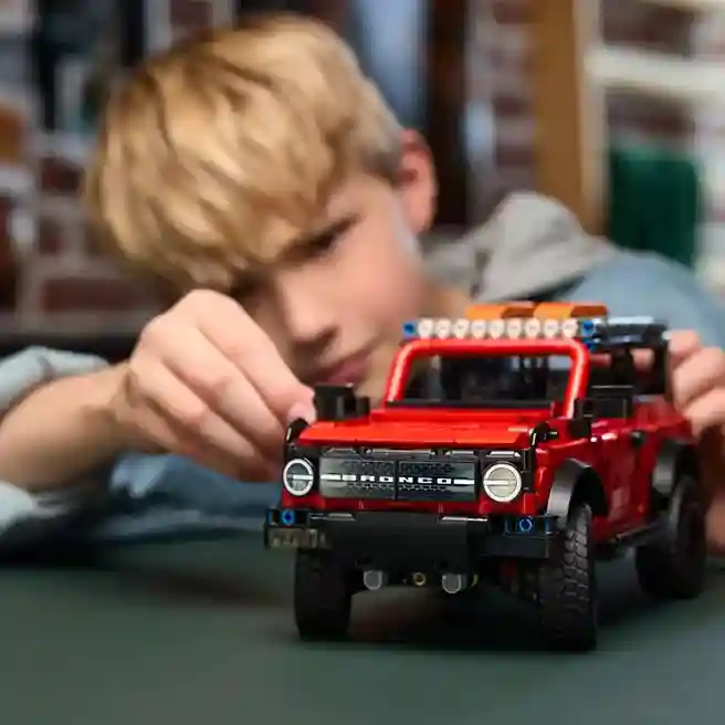 Constructor LEGO Technic SUV-ul Ford Bronco, art. 42213