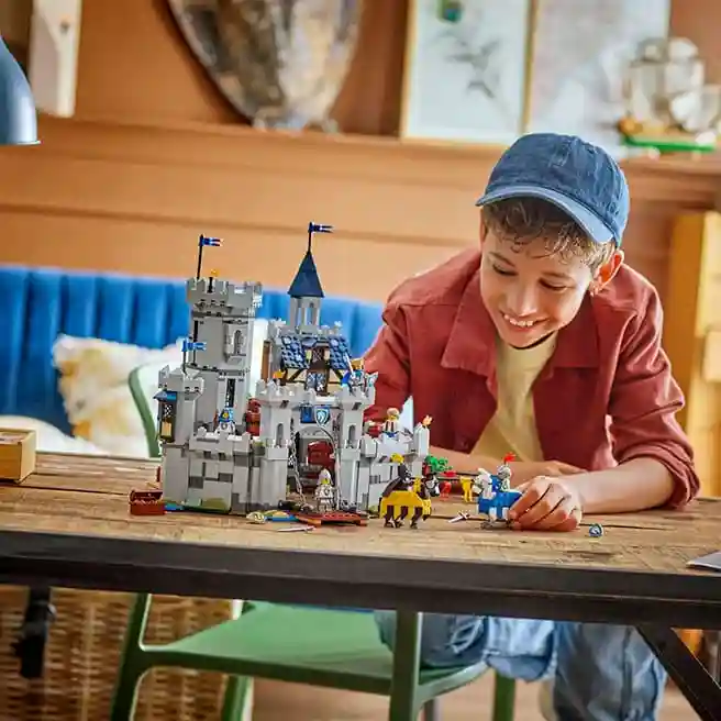 Constructor LEGO Creator Castelul Cavalerilor Medievali, art. 31168