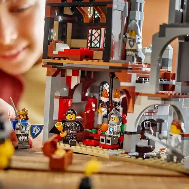 Constructor LEGO Creator Castelul Cavalerilor Medievali, art. 31168