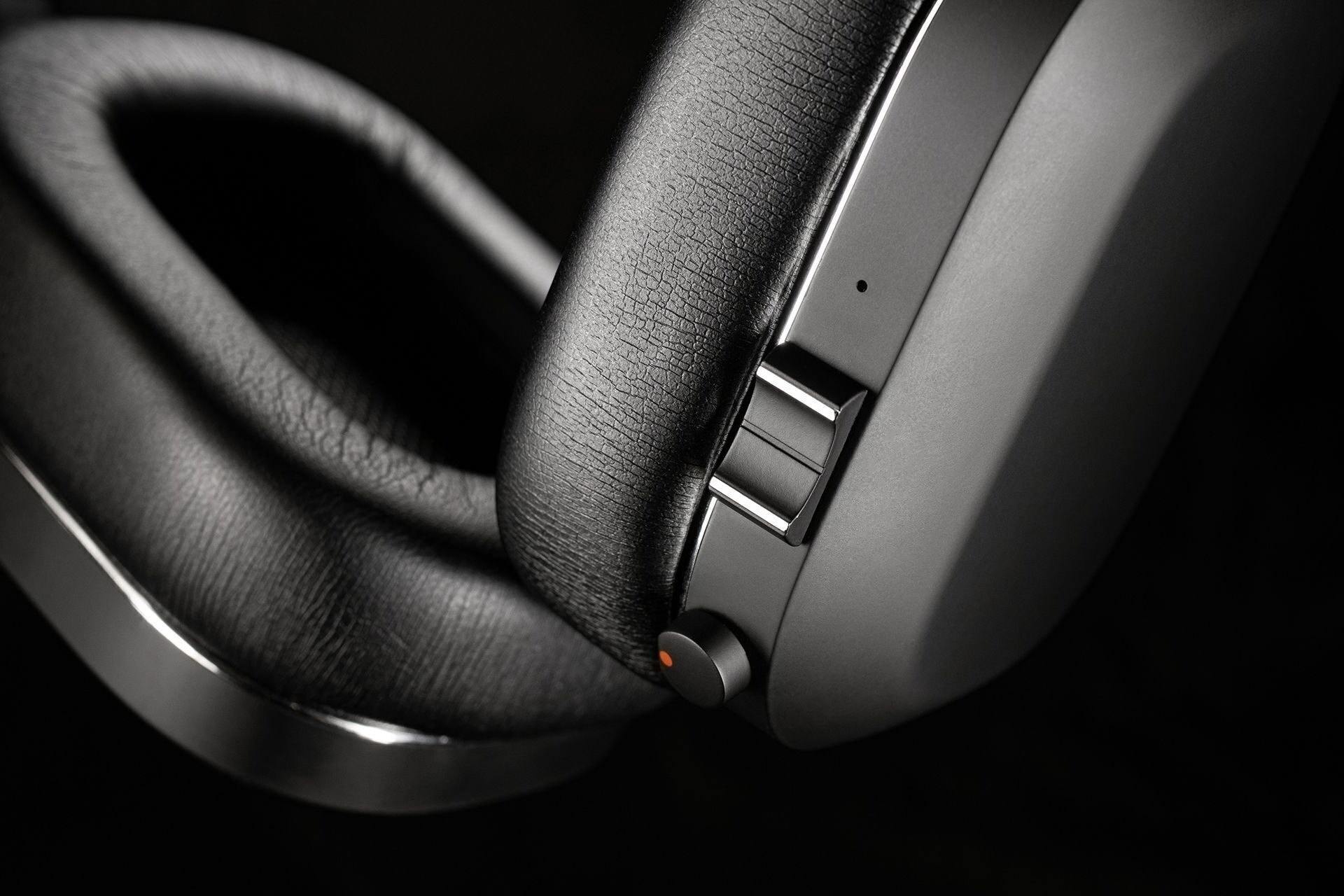 MONDO Over-Ear Black