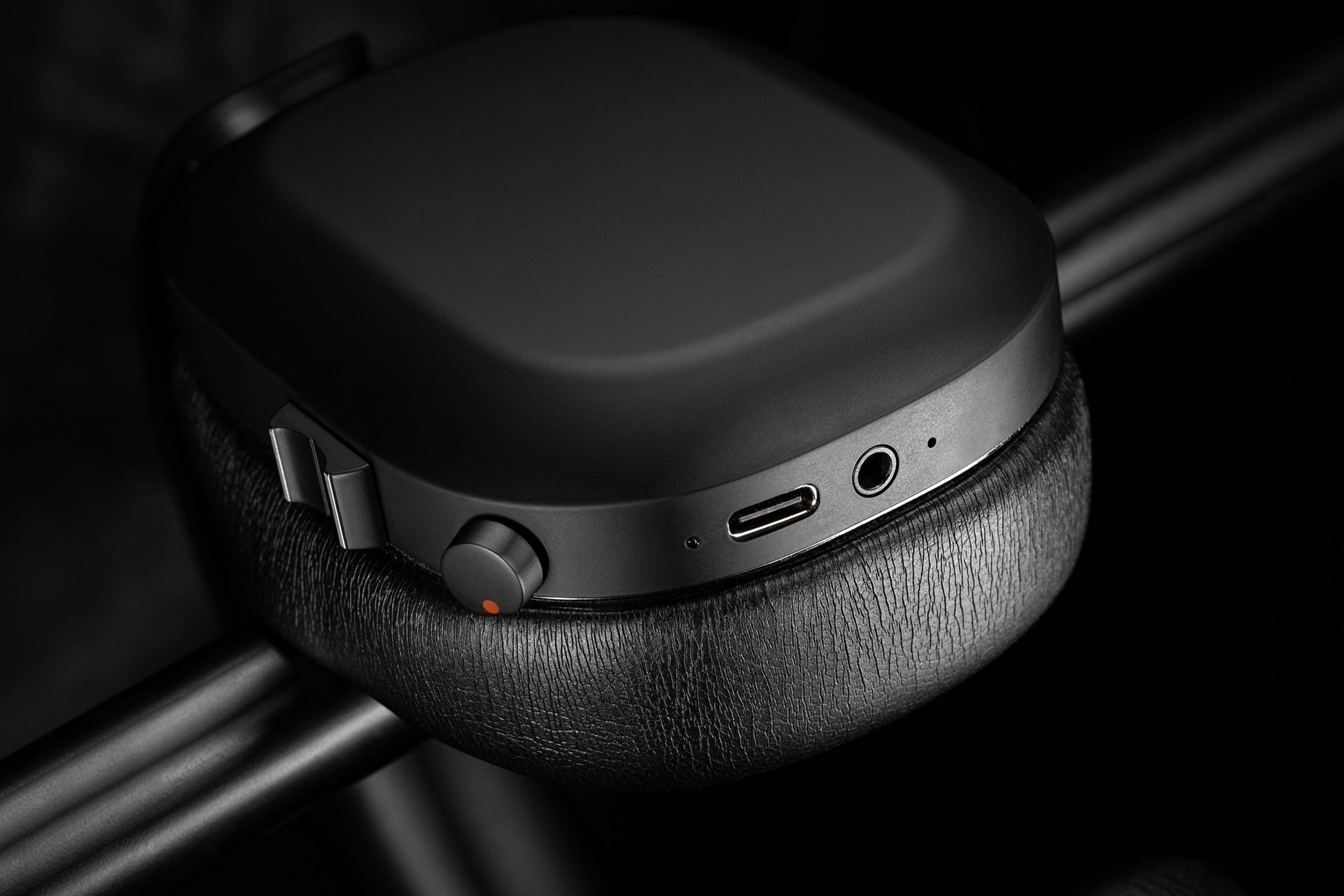 MONDO Over-Ear Black