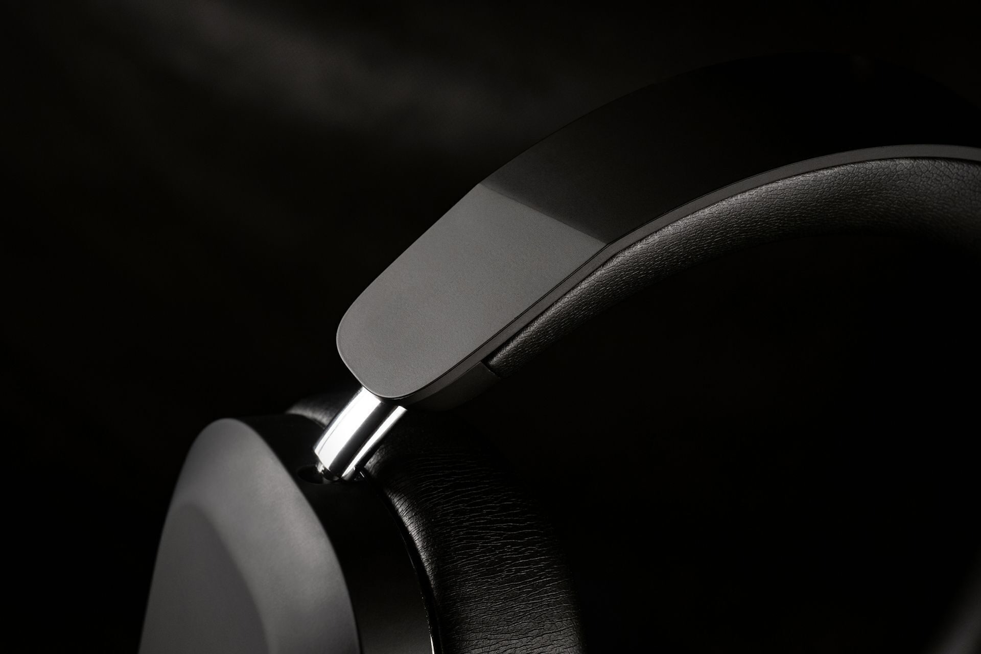 MONDO Over-Ear Black