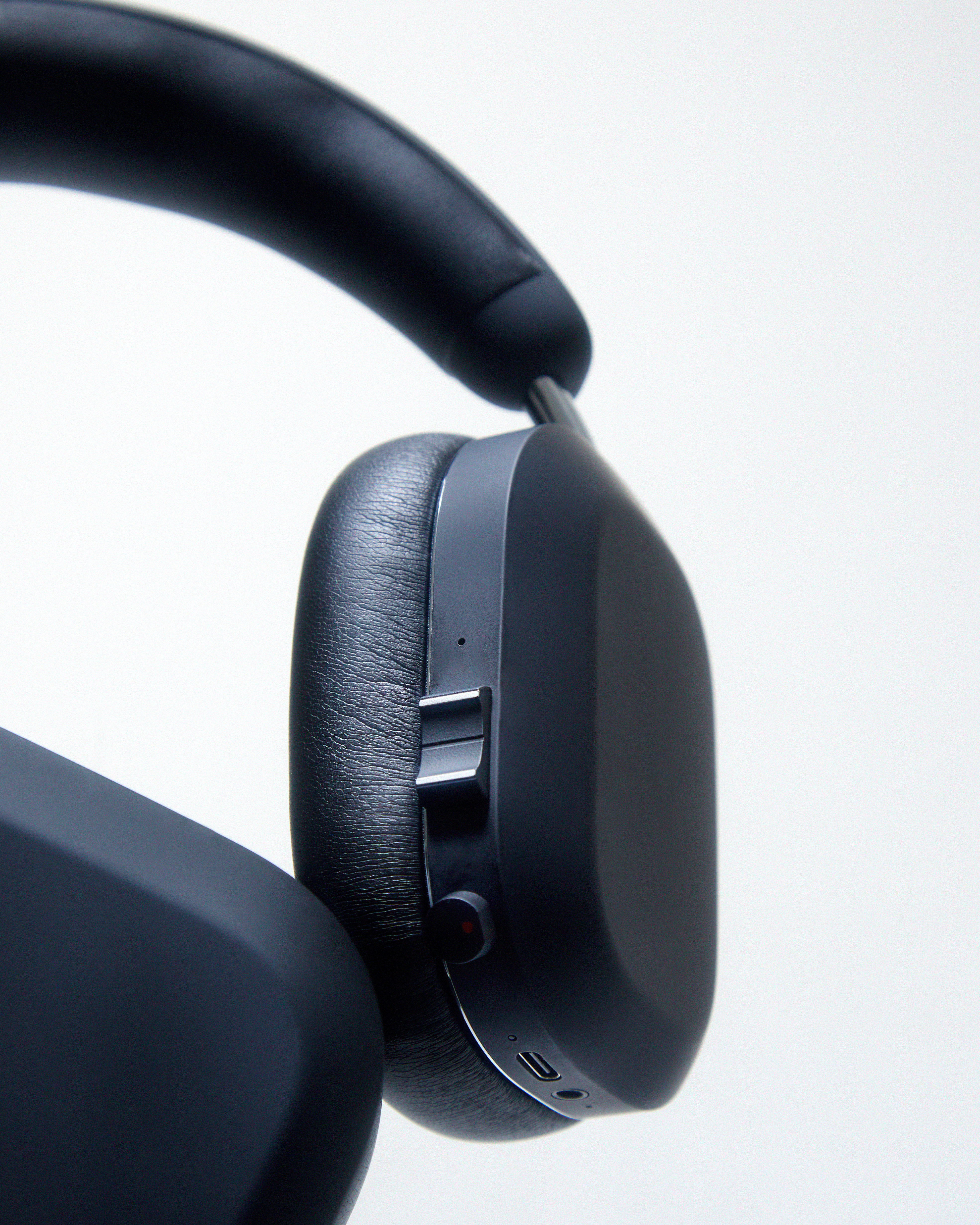 MONDO Over-Ear Black