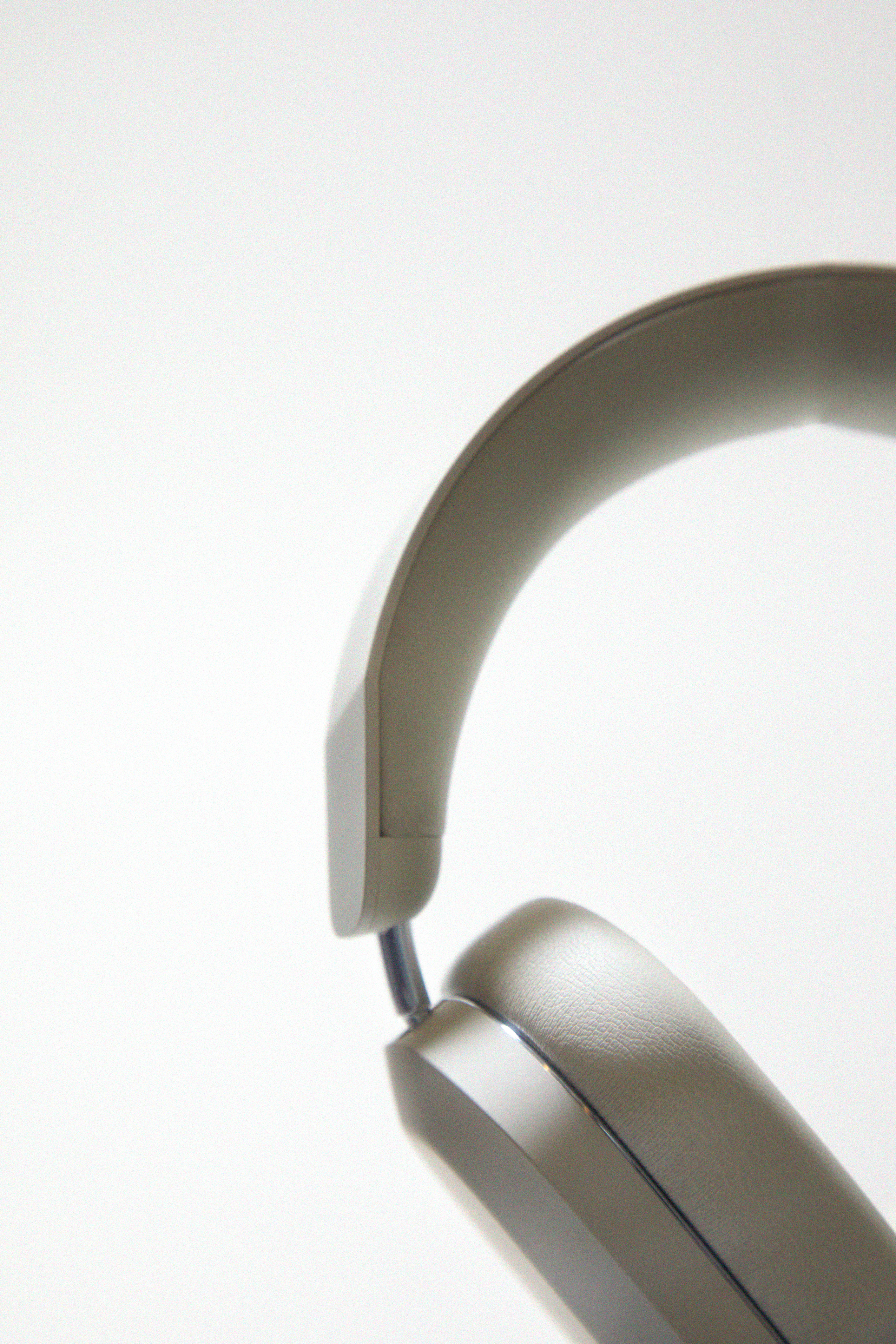 MONDO Over-Ear Greige