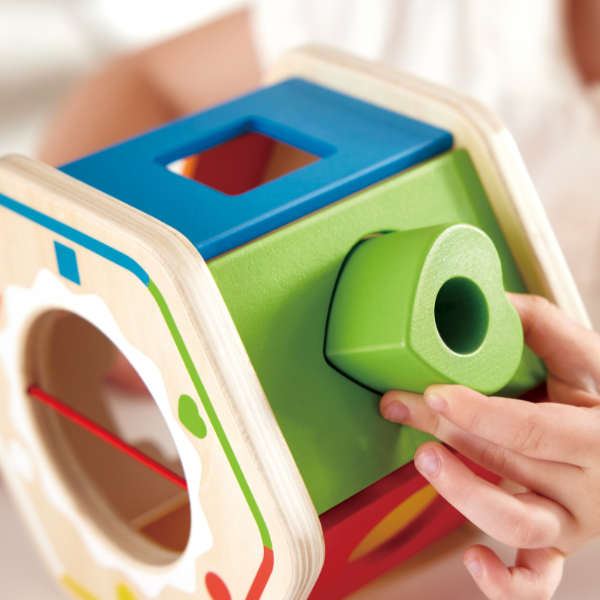 Сортировщик форм из дерева Hape — Развивающая игрушка для детей