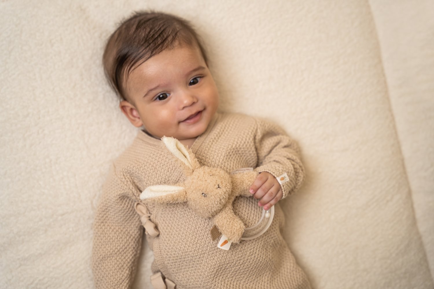 Jucarie din plus cu inel cu margele - Iepuras - Baby Bunny - Little Dutch