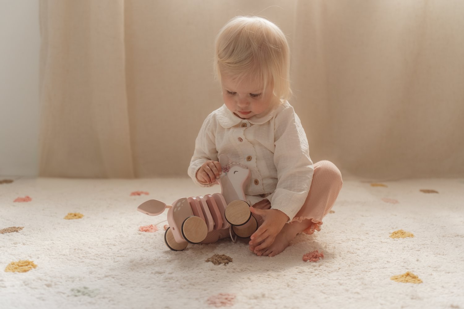 Jucarie din lemn FSC cu roti si snur pentru tras - Caprioara - Fairy Garden - Little Dutch 