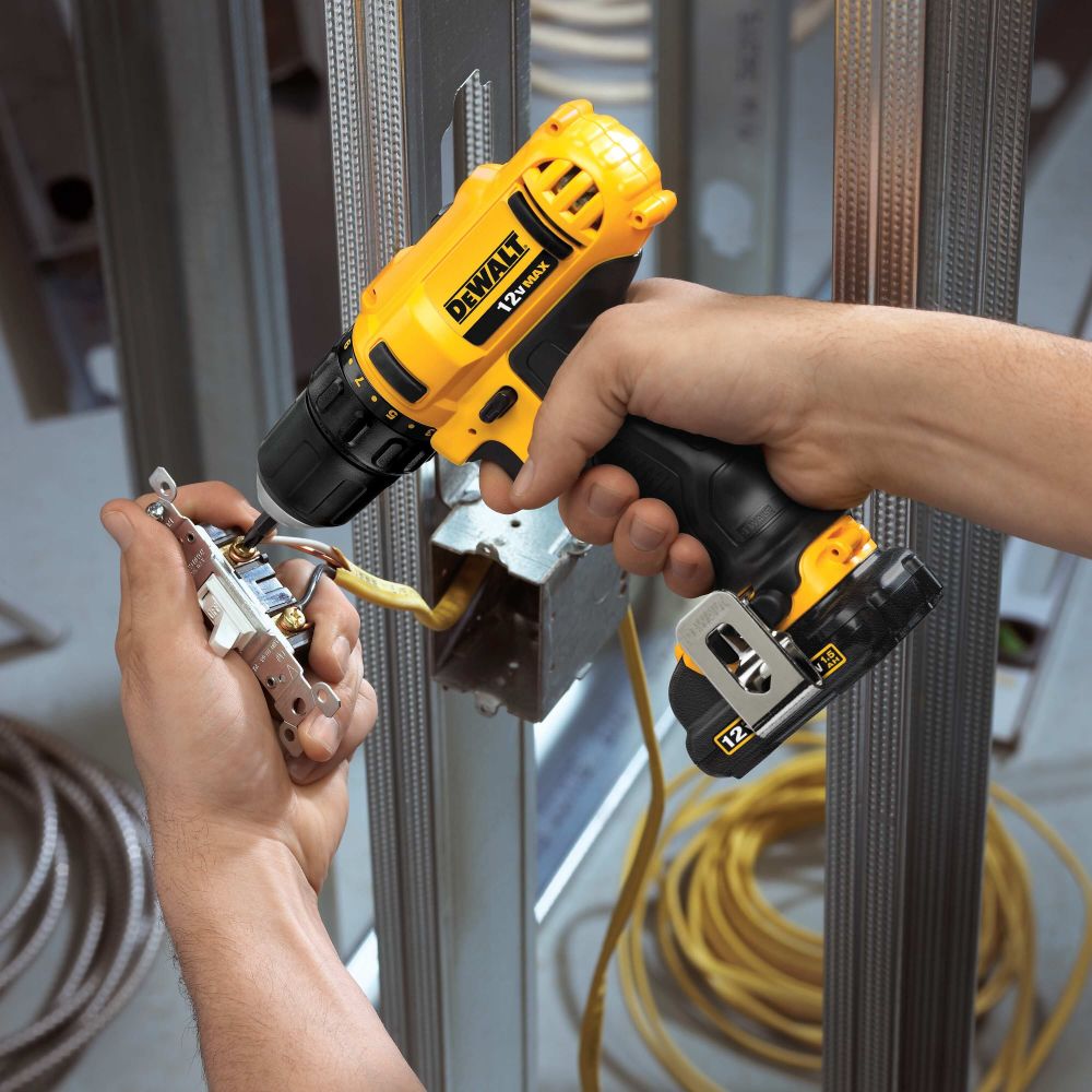 Masina de gaurit-insurubat cu acumulator DCD710D2 Li-lon 10.8V 2buc. x 2Ah 2 viteze  DEWALT