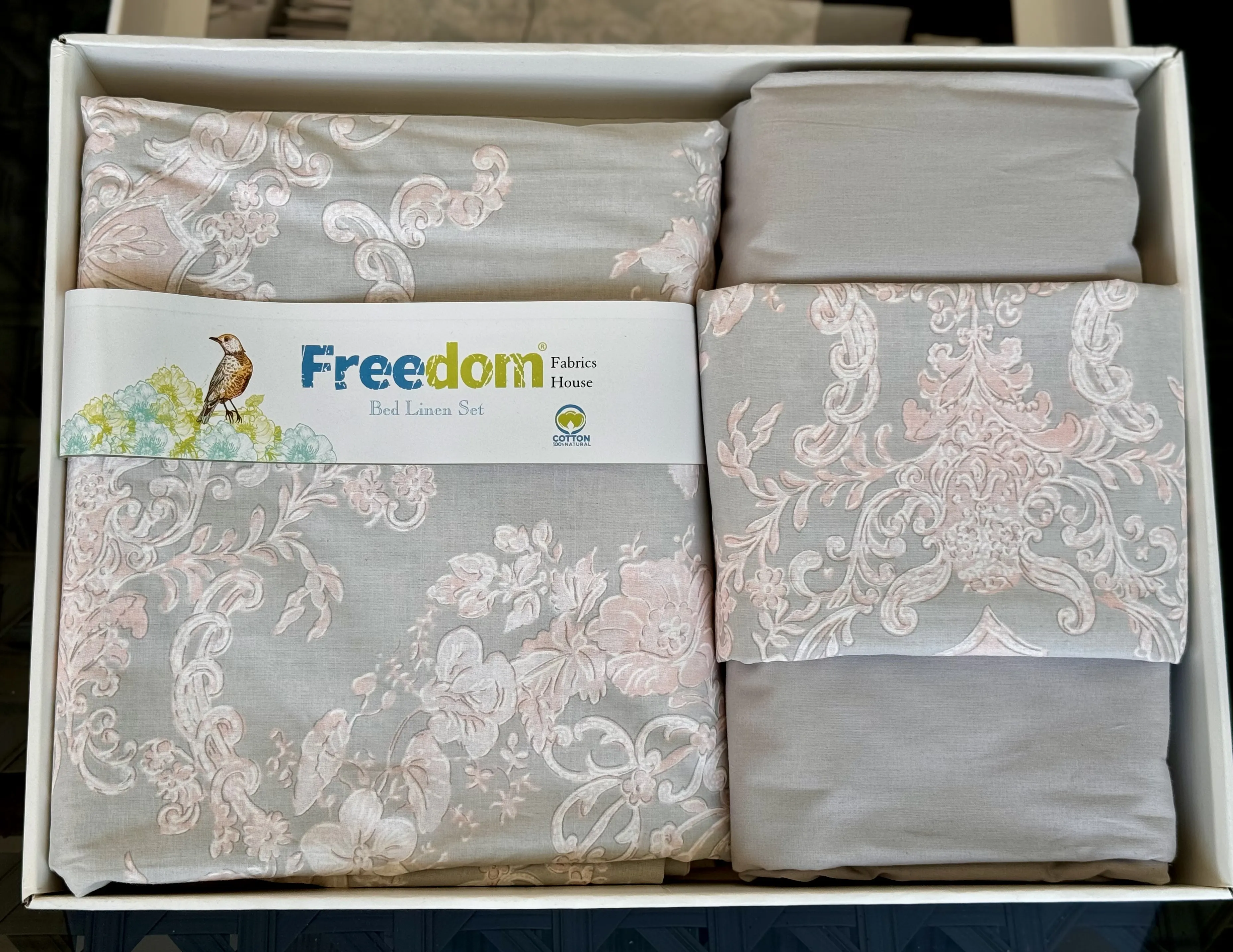 Комплект постельного белья (2 наволочки+конверт+простыня) FreeDom белая коробка