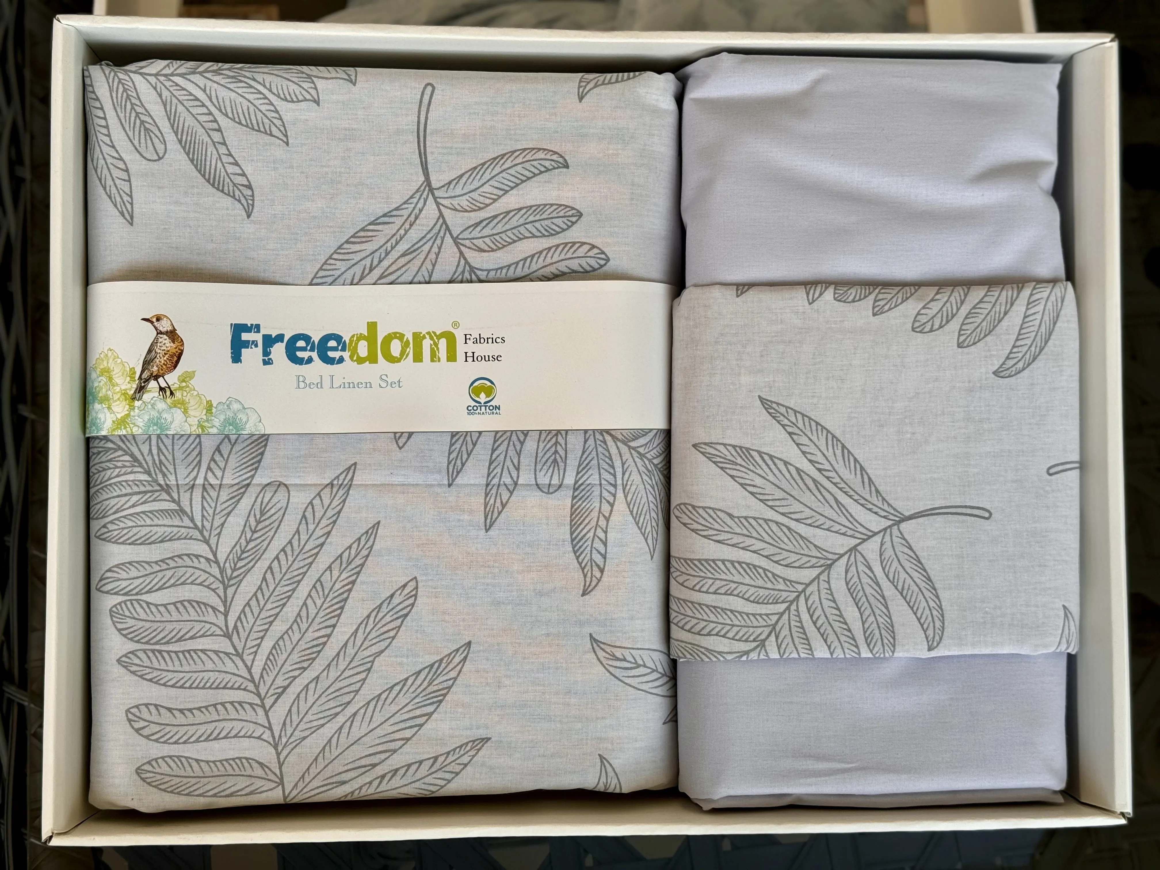 Комплект постельного белья (2 наволочки+конверт+простыня) FreeDom белая коробка